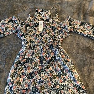 Summer dress with exposed shoulders. Floral and flows for a nice summer.